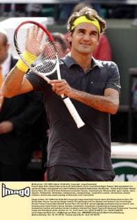 French Open 2012, Roland Garros,Paris,ITF Grand Slam Tennis Tournament,Roger Federer (SUI) applaudiert mit seinem Schläger und bedankt sich beim Publikum,Einzelbild,Halbzkörper,Hochformat,