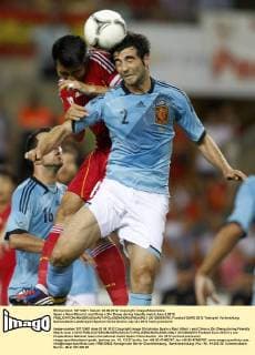 Spain s Raul Albiol (r) and China s Zhi Zheng during friendly match.June 3,2012.  (20120603576)