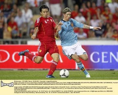 Spain s Fernando Torres (r) and China s Xiaoting Feng during friendly match.June 3,2012.  (20120603632)