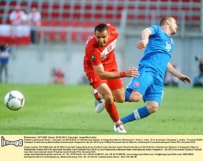 Fußball Länderspiel Polen - Slowakei am 26.05.2012 im Wörthersee Stadion in Klagenfurt Marcin Wasilewski ( Polen ), links - Erik Jendrisek ( Slowakei ), rechts