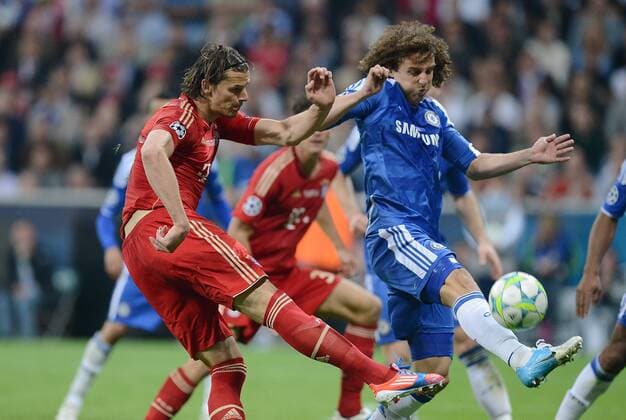 FUSSBALL SAISON 2011 2012 CHAMPIONS LEAGUE FINALE FC Bayern München - FC Chelsea 19.05.2012 Daniel van Buyten (li, FC Bayern München) gegen David Luiz (FC Chelsea) 