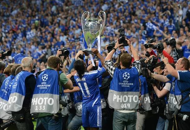 FUSSBALL SAISON 2011 2012 CHAMPIONS LEAGUE FINALE FC Bayern Muenchen - FC Chelsea London 19.05.2012 Didier Drogba (FC Chelsea) feiert mit dem Pokal umringt von Fotografen 