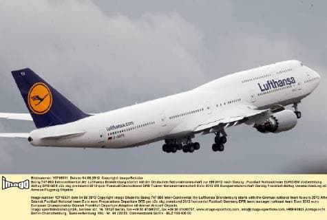 Boing 747-800 Intercontinental der Lufthansa Brandenburg startet mit der Deutschen Nationalmannschaft zur EM 2012 nach Danzig