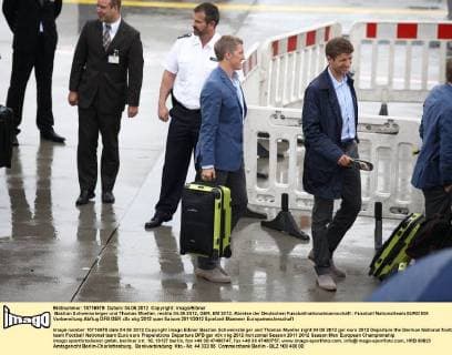Bastian Schweinsteiger und Thomas Mueller, rechts 04.06.2012, GER, EM 2012, Abreise der Deutschen Fussballnationalmannschaft