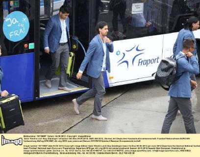 Sami Khedira und Ilkay Gündogan verlassen den Bus 04.06.2012, GER, EM 2012, Abreise der Deutschen Fussballnationalmannschaft