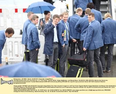 Die Mannschaft dreht sich nochmals um, v.li.: Toni Kroos, Thomas Müller, Holger Badstuber, und Manuel Neuer 04.06.2012, GER, EM 2012, Abreise der Deutschen Fussballnationalmannschaft