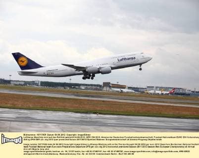 Lufthansa Maschine wird auf das Rollfeld gebracht 04.06.2012, GER, EM 2012, Abreise der Deutschen Fussballnationalmannschaft