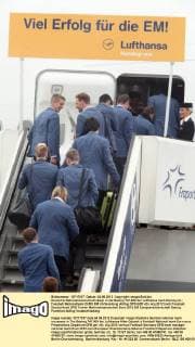 Deutsche Nationalmannschaft steigt in die Boeing 747-800 der Lufthansa nach Danzig ein