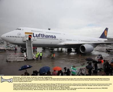 Boeing 747-800 Intercontinental der Lufthansa vor dem Abflug der Deutschen Nationalmannschaft zur Euro 2012 nach Polen