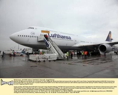 Boeing 747-800 Intercontinental der Lufthansa vor dem Abflug der Deutschen Nationalmannschaft zur Euro 2012 nach Polen