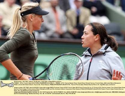 TENNIS - WTA, French Open 2012 PARIS,FRANKREICH,04.JUN.12 - TENNIS - WTA Tennis Damen Tour, Grand Slam, Roland Garros, French Open. Bild zeigt Maria Sharapova (RUS) und die Schiedsrichterin. Keywords: Chair Umpire. 