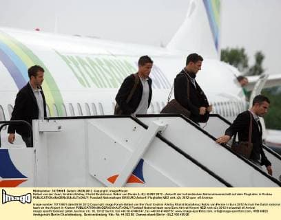 Rafael van der Vaart, Ibrahim Afellay, Khalid Boulahrouz, Robin van Persie (L-R) EURO 2012 - Ankunft der holländischen Nationalmannschaft auf dem Flughafen in Krakau 