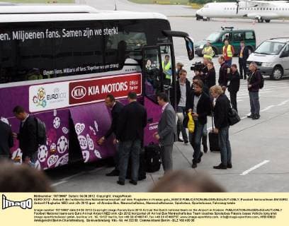 EURO 2012 - Ankunft der holländischen Nationalmannschaft auf dem Flughafen in Krakau galu_040612 