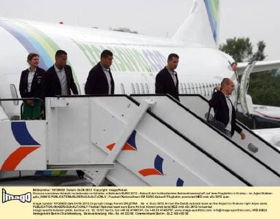 Druzyna narodowa Holandii wyladowala na lotnisku w Balicach EURO 2012 - Ankunft der holländischen Nationalmannschaft auf dem Flughafen in Krakau - re. Arjen Robben galu_040612 