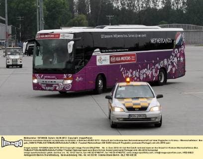 Druzyna narodowa Holandii wyladowala na lotnisku w Balicach EURO 2012 - Ankunft der holländischen Nationalmannschaft auf dem Flughafen in Krakau - Mannschaftsbus Bus galu_040612 