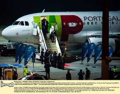 ... EURO 2012 - Landung Air Portugal Airbus 318 mit der portugiesischen Nationalmannschaft in Posen - Cristiano Ronaldo und Mitspieler verlassen das Flugzeug lama_040612 