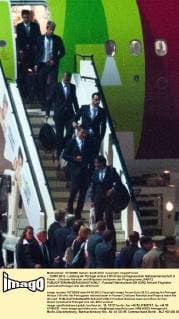 ... EURO 2012 - Landung Air Portugal Airbus 318 mit der portugiesischen Nationalmannschaft in Posen - Cristiano Ronaldo und Mitspieler verlassen das Flugzeug lama_040612 
