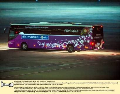 ... EURO 2012 - Mannschaftsbus Bus holt die portugiesische Nationalmannschaft vom Flughafen in Posen ab lama_040612 