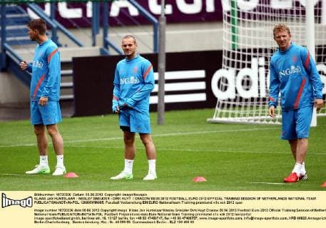 KLAAS JAN HUNTELAAR - WESLEY SNEIJDER - DIRK KUYT CRACOW 05.06.2012 FOOTBALL EURO 2012 OFFICIAL TRAINING SESSION OF NETHERLANDS NATIONAL TEAM  120605MIN005