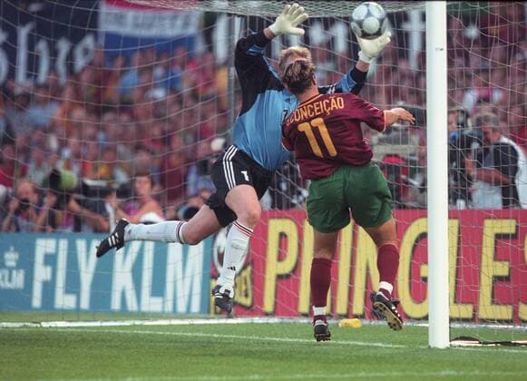 SPORT, FUSSBALL EURO 2000, PORTUGAL - DEUTSCHLAND 3:0, 20.06.2000, ROTTERDAM - Der Portugiese Sergio CONCEICAO (11, POR) erzielt vorbei an Torwart Oliver KAHN (GER) das Tor zum 1:0 für Portugal. EURO 2000 Portugal - Deutschland 20.06.2000