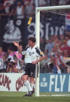 SPORT, FUSSBALL EURO 2000, PORTUGAL - DEUTSCHLAND 3:0, 20.06.2000, ROTTERDAM - Lothar MATTHÄUS (GER) steht nach dem Tor zum 1:0 für Portugal enttäuscht am Torpfosten und wirft seine Wasserflasche weg. EURO 2000 Portugal - Deutschland 20.06.2000