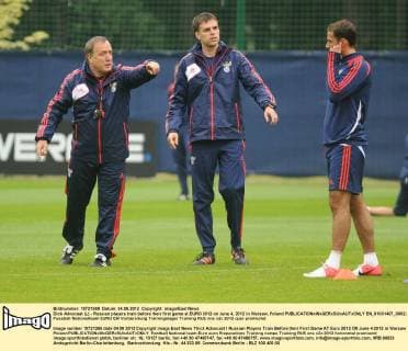Dick Advocaat (L) - Russian players train before their first game at EURO 2012 on June 4, 2012 in Warsaw, Poland  EN_01031407_0002