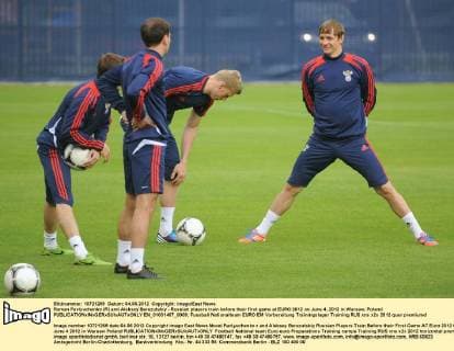 Roman Pavlyuchenko (R) and Aleksey Berezutskiy - Russian players train before their first game at EURO 2012 on June 4, 2012 in Warsaw, Poland  EN_01031407_0009