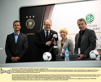 Pressekonferenz der deutschen Nationalmannschaft am 05.06.2012 in Danzig Oliver Bierhoff ( Teammanager Deutschland ), links - Pawel Adamowicz ( Bürgermeister Danzig ), mitte - Wolfgang Niersbach ( DFB-Präsident ), rechts