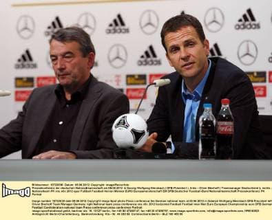 Pressekonferenz der deutschen Nationalmannschaft am 05.06.2012 in Danzig Wolfgang Niersbach ( DFB-Präsident ), links - Oliver Bierhoff ( Teammanager Deutschland ), rechts