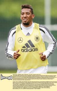 Jerome BOATENG, 20 DFB, Gymnastik, Stretching, aufwärmen,warm-up,Vorbereitung aufs Spiel,warmmachen Training Deutsche Fussball Nationalmannschaft, DFB EM Euro 2012 am 05.06.2012 in Danzig, P O L E N, Europameisterschaft 2012 in P o l e n, U k r a i n e