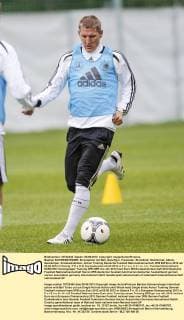 Bastian SCHWEINSTEIGER, Einzelaktion mit Ball, Ganzfigur, Freisteller, Einzelbild, Hochformat, Aktion, Ganzkörper, Einzelaufnahmen, Action Training Deutsche Fussball Nationalmannschaft, DFB EM Euro 2012 am 05.06.2012 in Danzig, P O L E N, Europameisterschaft 2012 in P o l e n, U k r a i n e