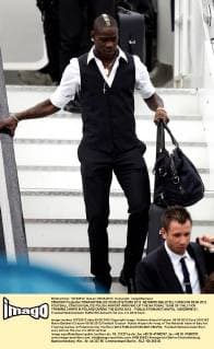 KRAKOW Flughafen KRAKOW BALICE 05.06.2012 EURO 2012 NZ MARIO BALOTELLI CRACOW 05.06.2012 FOOTBALL CRACOW BALICE POLISH AIRPORT ARRIVING OF THE NATIONAL TEAM OF ITALY FOR TRAINING CAMPS IN POLAND DURING THE EURO 2012 -  120605MIN121