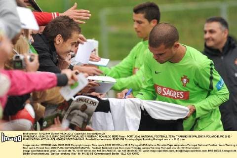 OPALENICA, 05.06.2012, EURO 2012 PORTUGAL NZ CRISTIANO RONALDO PEPE Fans - PORTUGAL NATIONAL FOOTBALL TEAM TRAINING IN OPALENICA POLAND EURO 2012 -  05062012FOTOMM1042