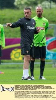 05.06.2012. OPALENICA, CENTRUM POBYTOWE. (UEFA EURO 2012 POLAND UKRAINE) (TRAINING OF PORTUGAL NATIONAL TEAM). NZ TRENER COACH PAULO BENTO , RAUL MEIRELES -  20120605PF_JK038