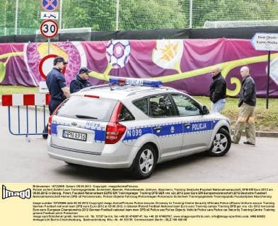 Polizei sichert Zufahrt zum Trainingsgelände, Sicherheit, Beamte, Polizeibeamte, Uniform, Absichern, Training Deutsche Fussball Nationalmannschaft, DFB EM Euro 2012 am 05.06.2012 in Danzig, Polen