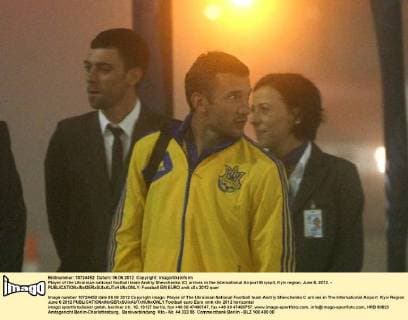 Player of the Ukrainian national football team Andriy Shevchenko (C) arrives in the International Airport Biryspil, Kyiv region, June 6, 2012. - 