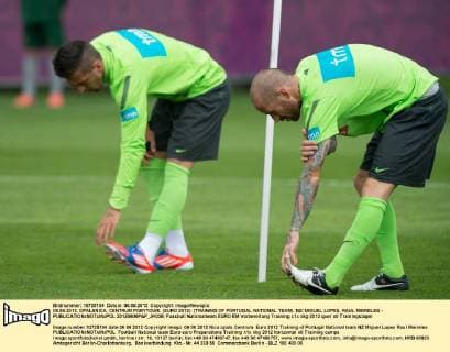 06.06.2012. OPALENICA, CENTRUM POBYTOWE. (EURO 2012) (TRAINING OF PORTUGAL NATIONAL TEAM). NZ MIGUEL LOPES, RAUL MEIRELES -  20120606PAP_JK036
