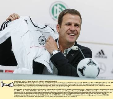 OLIVER BIERHOFF DFB Manager, Teammanager zeigt ein Trikot Pressekonferenz Deutsche Fussball Nationalmannschaft, DFB EM Euro 2012 am 06.06.2012 in Danzig, P O L E N, Trainingsgelände, Trainingsplatz, Europameisterschaft 2012
