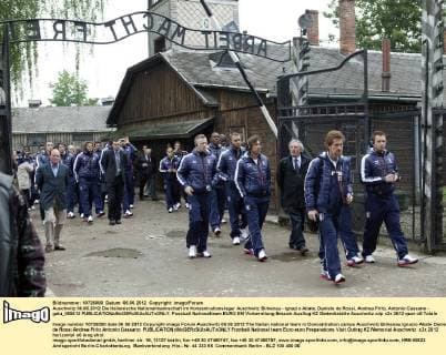 Auschwitz 06.06.2012 Die Italienische Nationalmannschaft im Konzentrationslager Auschwitz Birkenau - Ignazio Abate, Daniele de Rossi, Andrea Pirlo, Antonio Cassano - galu_060612 