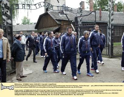 Auschwitz 06.06.2012 Die Italienische Nationalmannschaft im Konzentrationslager Auschwitz Birkenau - Andrea Barzagli - galu_060612 