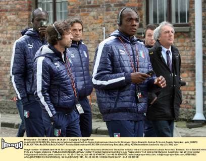 Auschwitz 06.06.2012 Die Italienische Nationalmannschaft im Konzentrationslager Auschwitz Birkenau - Mario Balotelli, Andrea Pirlo und Angelo Ogbonna - galu_060612 