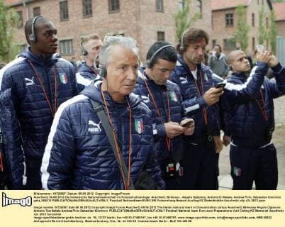 Auschwitz 06.06.2012 Die Italienische Nationalmannschaft im Konzentrationslager Auschwitz Birkenau - Angelo Ogbonna, Antonio Di Natale, Andrea Pirlo, Sebastian Giovinco galu_060612 