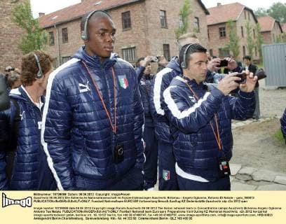 Auschwitz 06.06.2012 Die Italienische Nationalmannschaft im Konzentrationslager Auschwitz Birkenau - Angelo Ogbonna, Antonio Di Natale - galu_060612 