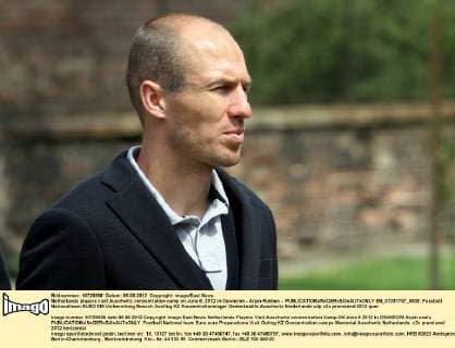 Netherlands players visit Auschwitz concentration camp on June 6, 2012 in Oswiecim - Arjen Robben -  EN_01031707_0006
