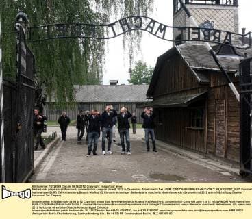 Netherlands players visit Auschwitz concentration camp on June 6, 2012 in Oswiecim - Arbeit macht frei -  EN_01031707_0017