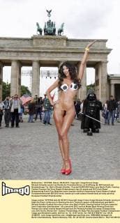 Micaela Schaefer posiert am Rande der Pressekonferenz zur Eröffnung der EM Fanmeile am Brandenburger Tor, Berlin Micaela Schäfer