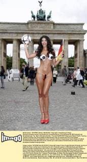 Micaela Schaefer posiert am Rande der Pressekonferenz zur Eröffnung der EM Fanmeile am Brandenburger Tor, Berlin Micaela Schäfer