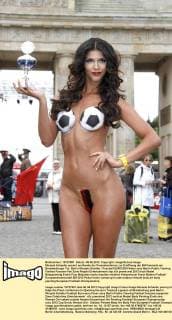 Micaela Schaefer posiert am Rande der Pressekonferenz zur Eröffnung der EM Fanmeile am Brandenburger Tor, Berlin Micaela Schäfer