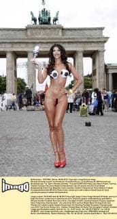 Micaela Schaefer posiert am Rande der Pressekonferenz zur Eröffnung der EM Fanmeile am Brandenburger Tor, Berlin Micaela Schäfer