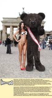 Micaela Schaefer posiert am Rande der Pressekonferenz zur Eröffnung der EM Fanmeile am Brandenburger Tor, Berlin Micaela Schäfer